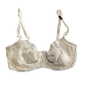 Victoria’s Secret White Velvet Dream Angels Push Up Without Padding Size 32DD